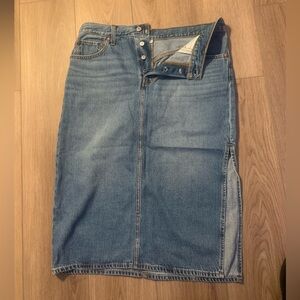 Levi’s Classic Button-Front Denim Skirt